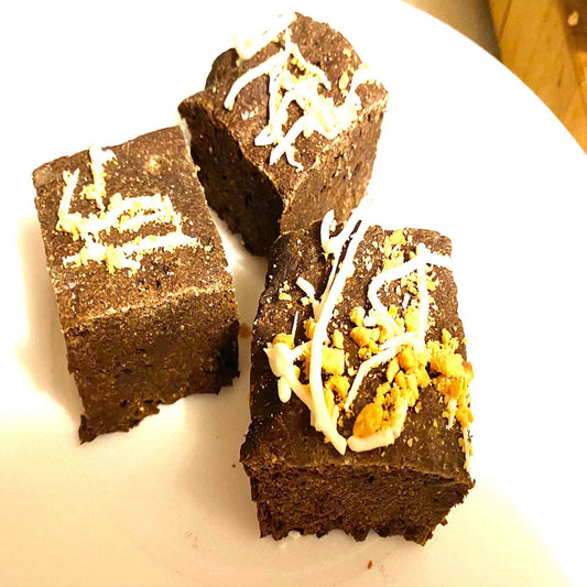 Brownie organic dog treats made with natural ingredients, soft and chewy carob-flavored brownies for dogs