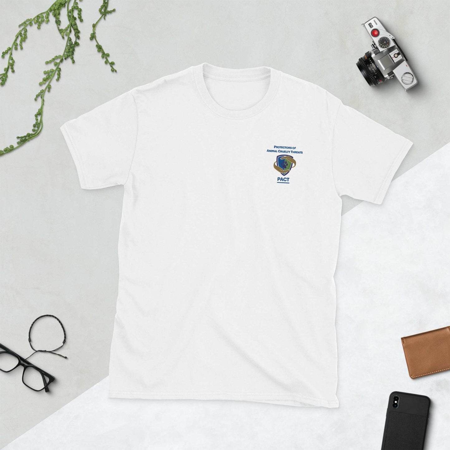 Short-sleeve unisex t-shirt made of 100% ring-spun cotton with durable double stitching on neckline and sleeves