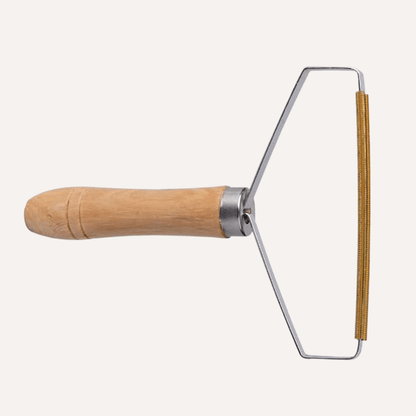 Eco-friendly pet hair lint remover with beech wood handle and metal frame