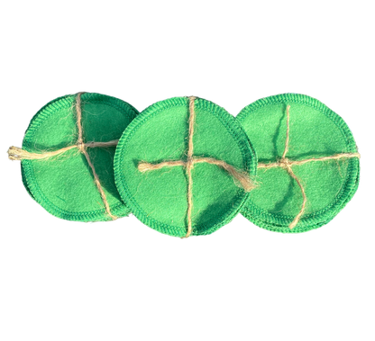 Reusable green cotton pads for pet grooming with natural, eco-friendly materials