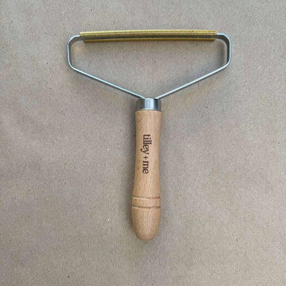 Eco-friendly beech wood pet hair lint remover with wooden handle and metal loop design